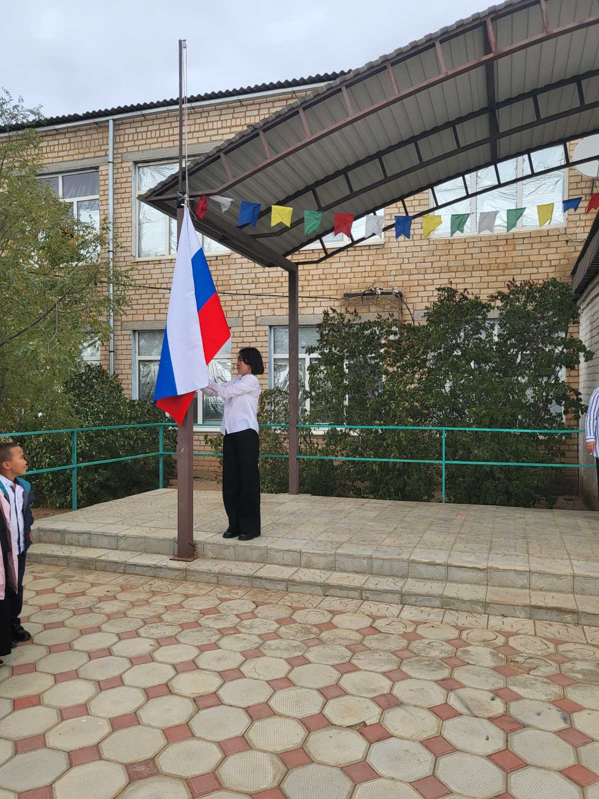 5 сентября в МКОУ &amp;quot;Чилгирская СОШ&amp;quot; прошла торжественная церемония поднятия государственного флага Российской Федерации и Республики Калмыкия.