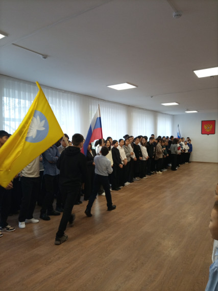 7 ноября. Торжественная линейка, посвященная поднятию государственного флага РФ.