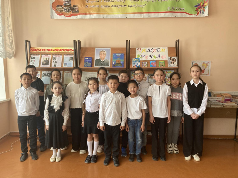 С 13 по 17 марта в нашей школе совместно с сельской библиотекой была проведена Неделя детской и юношеской книги «Мы-будущее России!».